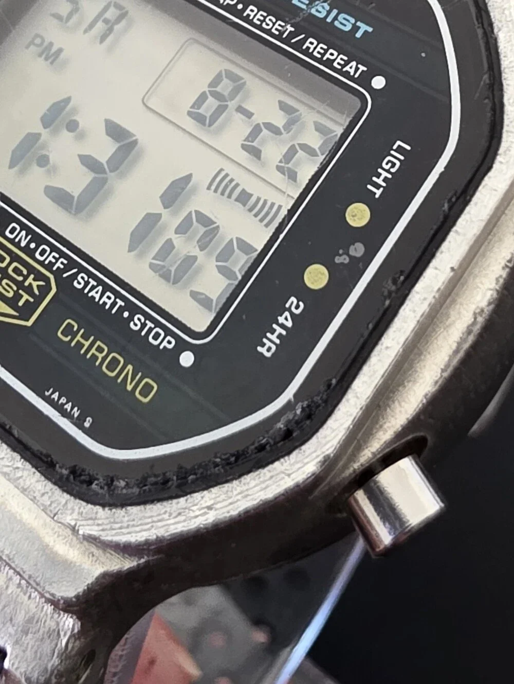 Vintage Casio G-Shock 200m 240 DW-5200 Digital Chrono Alarm 38mm Watch Works